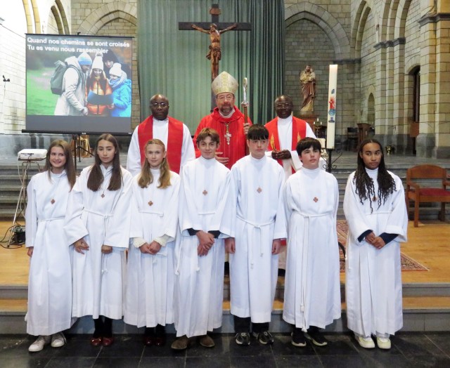 Confirmations 2025 à Esneux.
Mgr l'évêque, les prêtres et les confirmés.