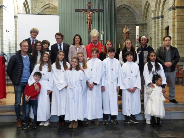 Confirmations 2025 à Esneux.
Mgr l'évêque, les confirmés et leurs parents.